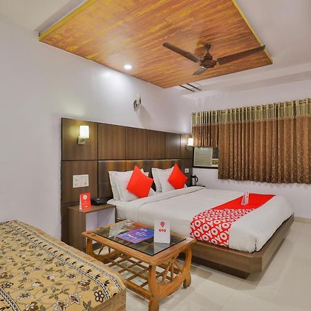 Oyo 1389 Hotel Relax Inn Surat Ngoại thất bức ảnh