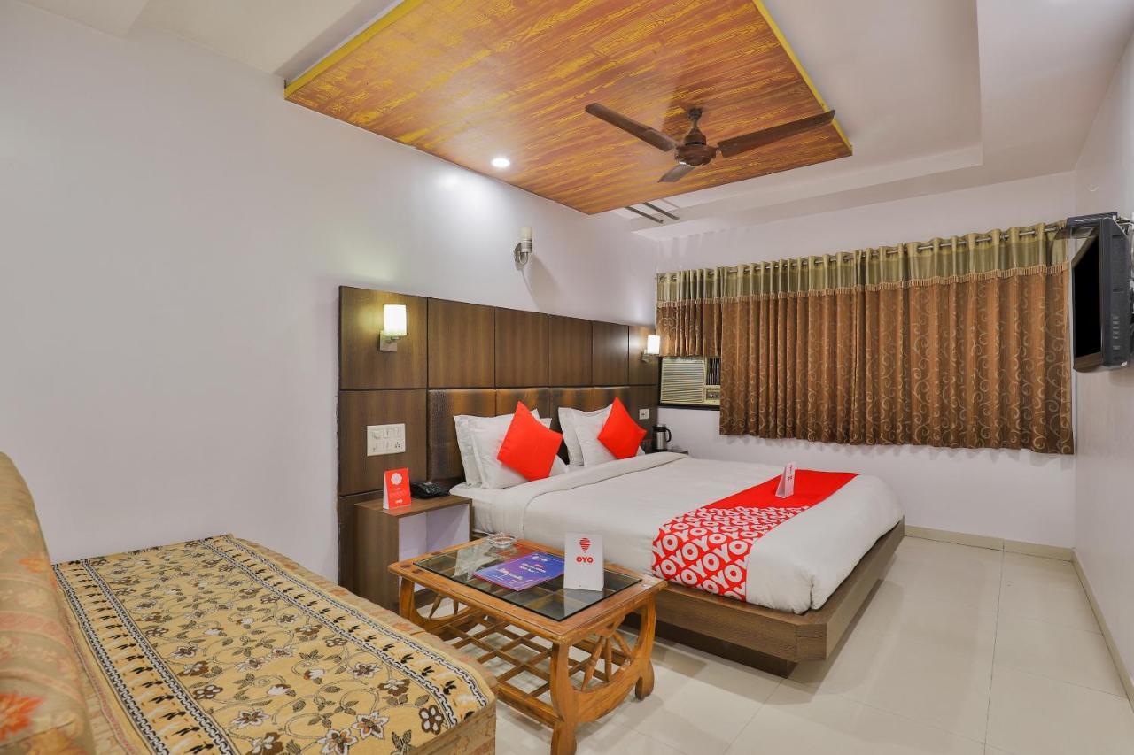 Oyo 1389 Hotel Relax Inn Surat Ngoại thất bức ảnh