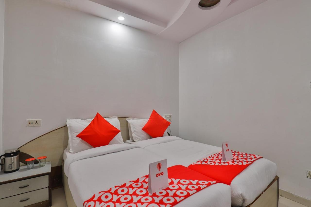 Oyo 1389 Hotel Relax Inn Surat Ngoại thất bức ảnh