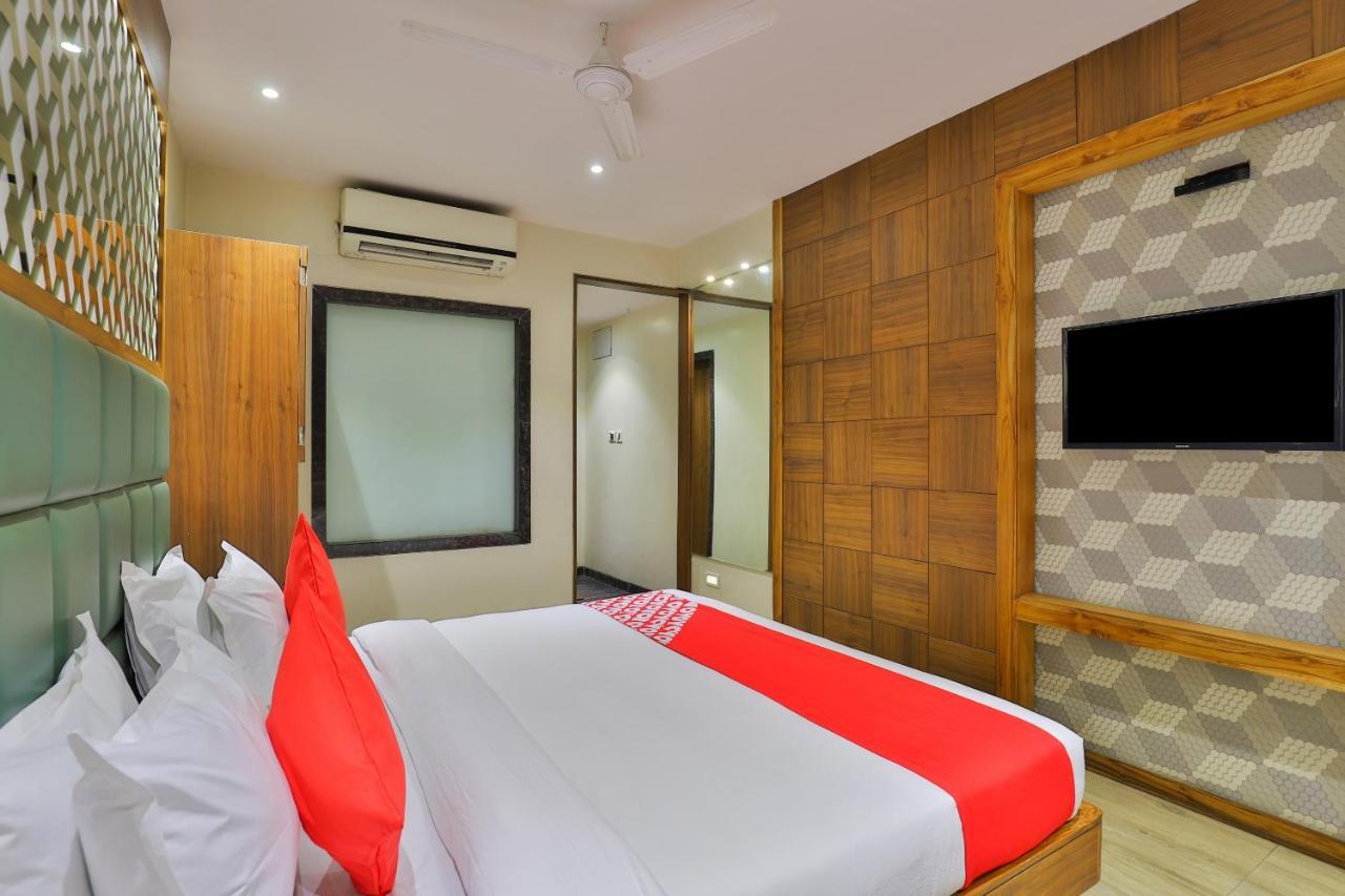 Oyo 1389 Hotel Relax Inn Surat Ngoại thất bức ảnh